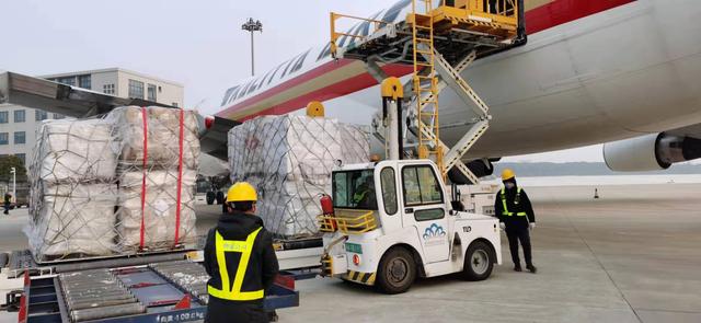 一点资讯包机到达中国：含10万件防护设备 驰援武汉黄冈