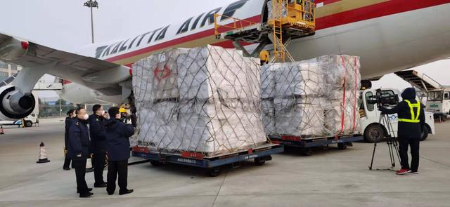 一点资讯包机到达中国：含10万件防护设备 驰援武汉黄冈