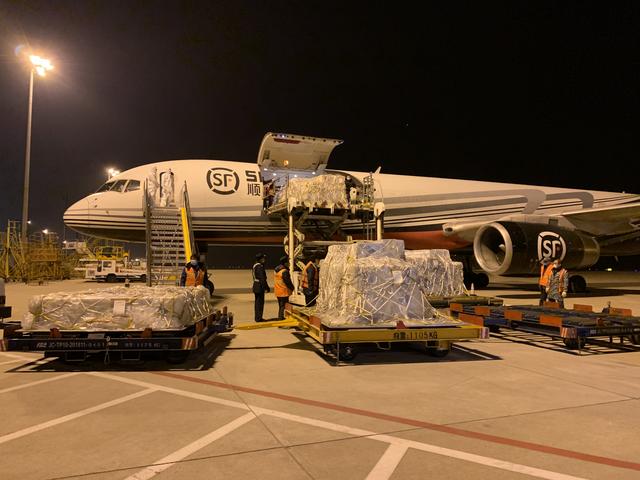 卓尔第三架货运包机抵汉，从日本运回5万套医用防护服