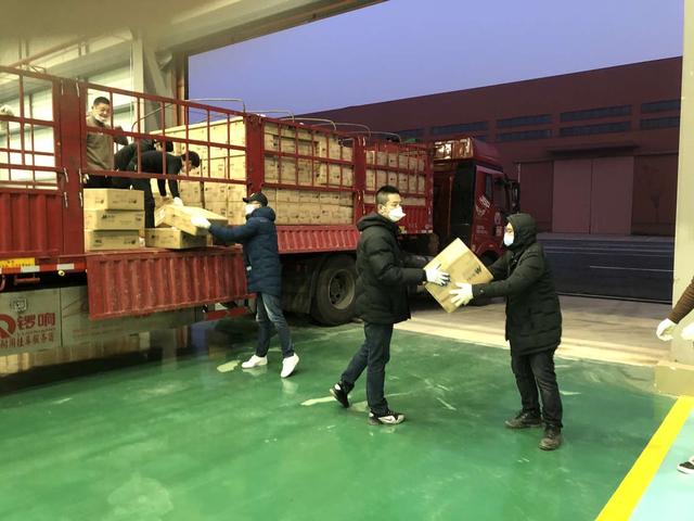 卓尔第三架货运包机抵汉，从日本运回5万套医用防护服