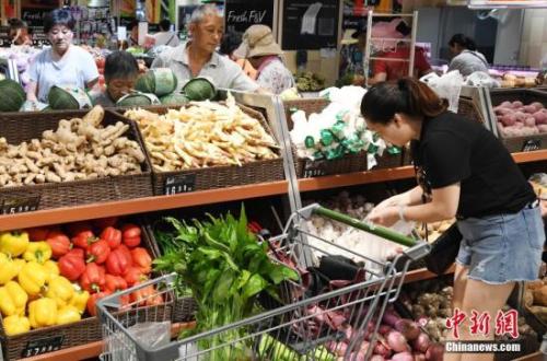 质料图：市民在一家大型超市内购物。 中新社记者 刘可耕 摄