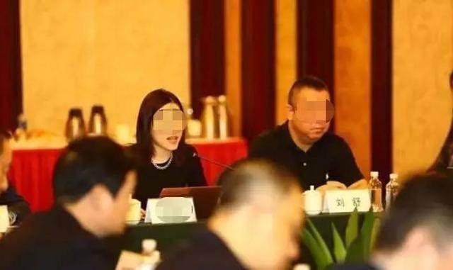 金融平台董事长病逝，留下数名美女高管，上千亿资金窟窿等着补