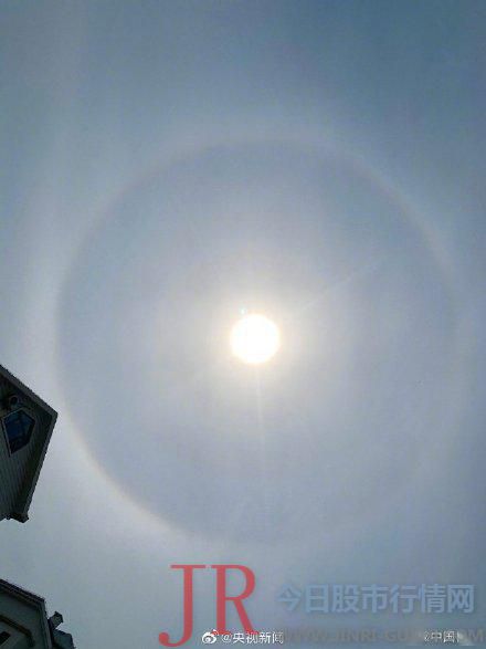 北京天空出现日晕像天眼、光盘，51配资，像彩虹包裹着太阳