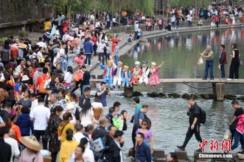 2018年国庆假期，全国共接待国内游客7.26亿人次，同比增长9.43现国内旅游收入5990.8亿元，同比增长9.04质料图)杨华峰 摄