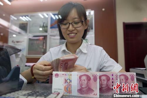 质料图：银行工作人员正在清点货币。中新社记者 张云 摄